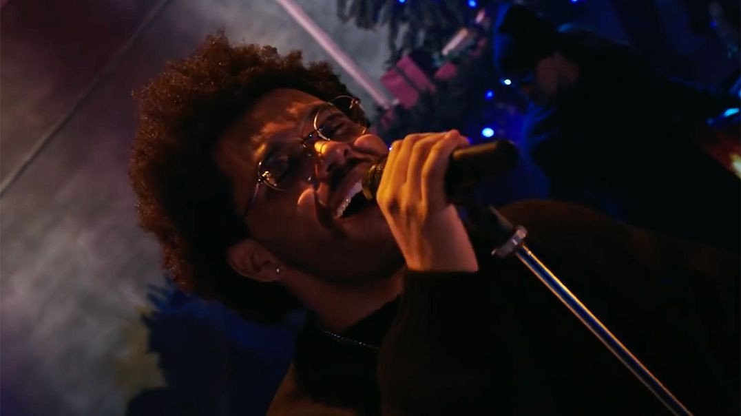 The Weeknd - In Your Eyes (iHeartRadio Jingle Ball Live Performance)