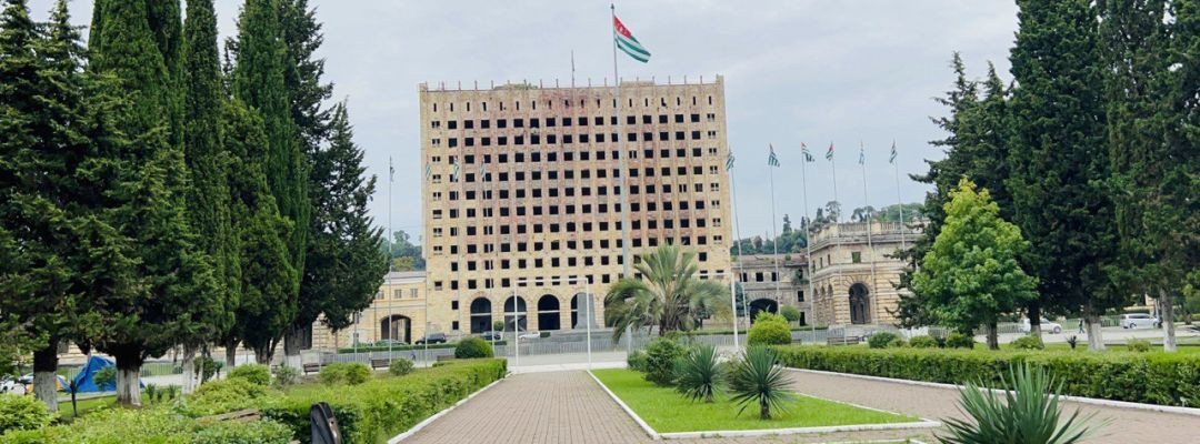 Абхазия, Сухуми. Заброшенное здание парламента в центре города