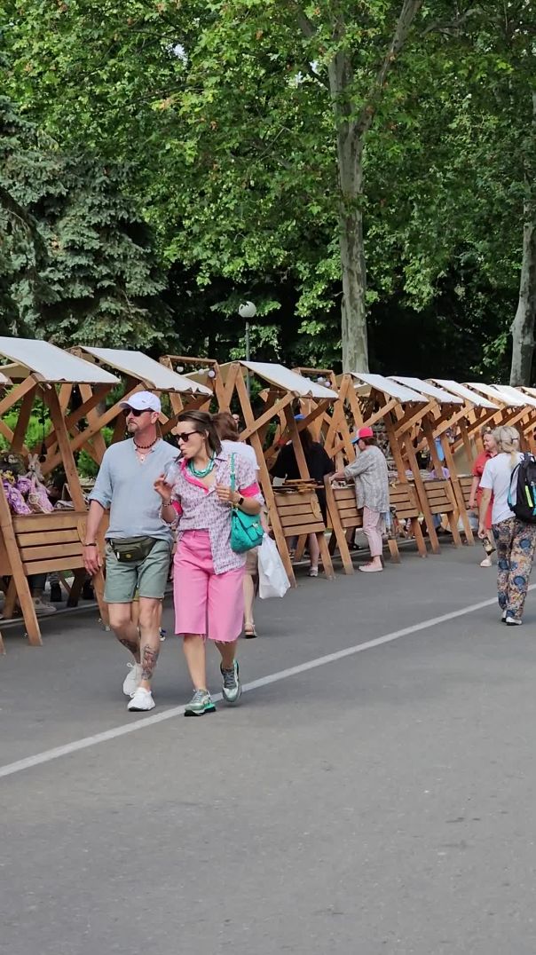 Анапа Арт Авеню улица Горького в центре Анапы сувениры и подарки ручной работы от мастеров Анапы.