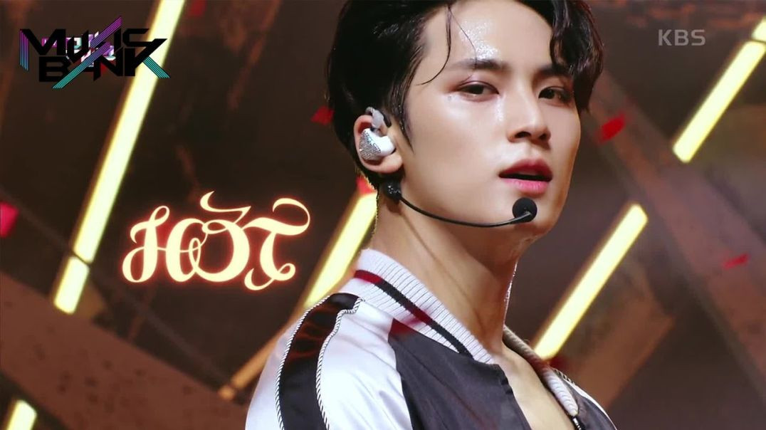 ⁣SEVENTEEN(세븐틴) - HOT (Music Bank) - KBS WORLD TV