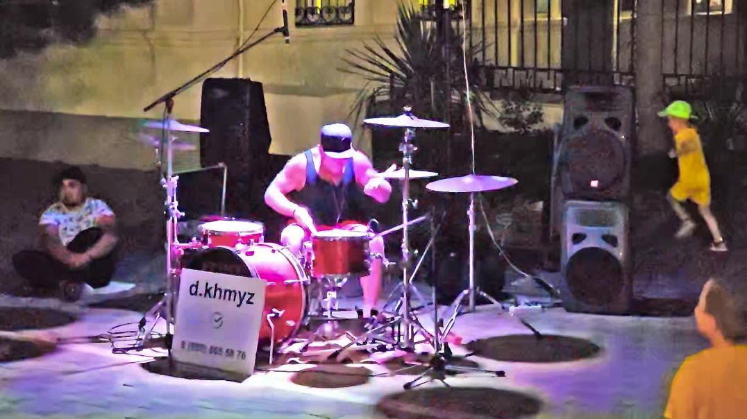Анапа, барабанщик Дмитрий Хмыз играет на барабанах на Набережной Анапы треки для детей вечером.