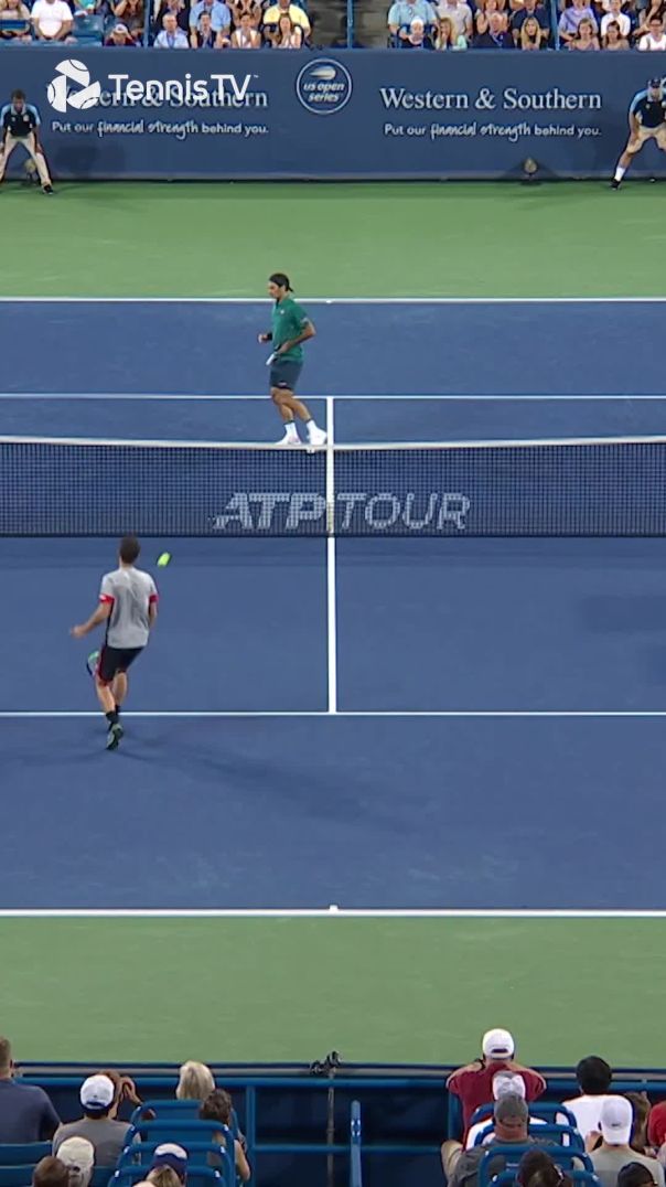 Роджер Федерер наносит великолепный удар с двух рук