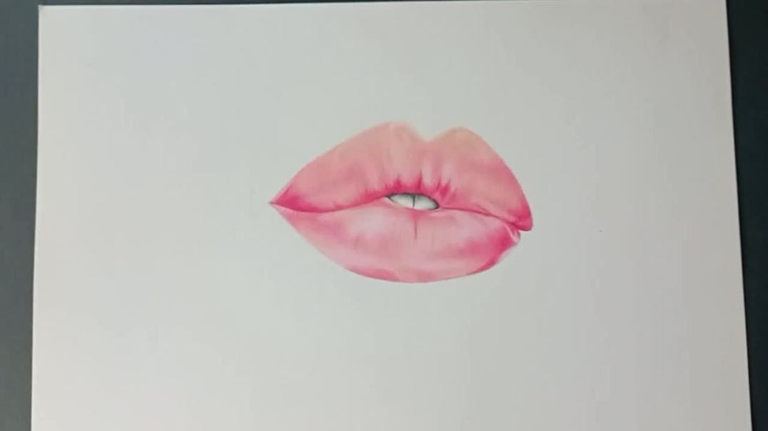 ⁣Drawing lips pensils