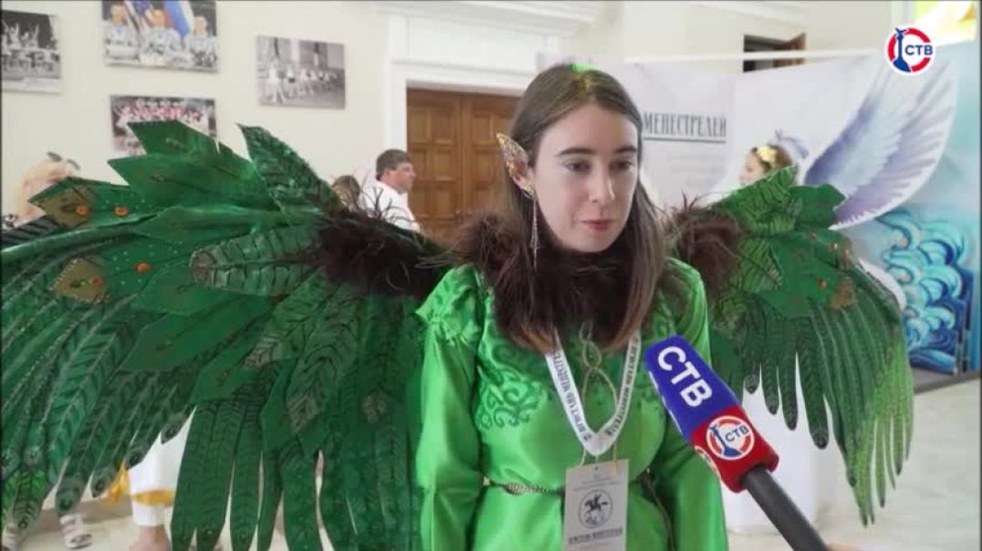 ⁣Ориби Каммпирр даёт интервью телеканалу СТВ на фестивале Пристань Менестрелей в Балаклаве