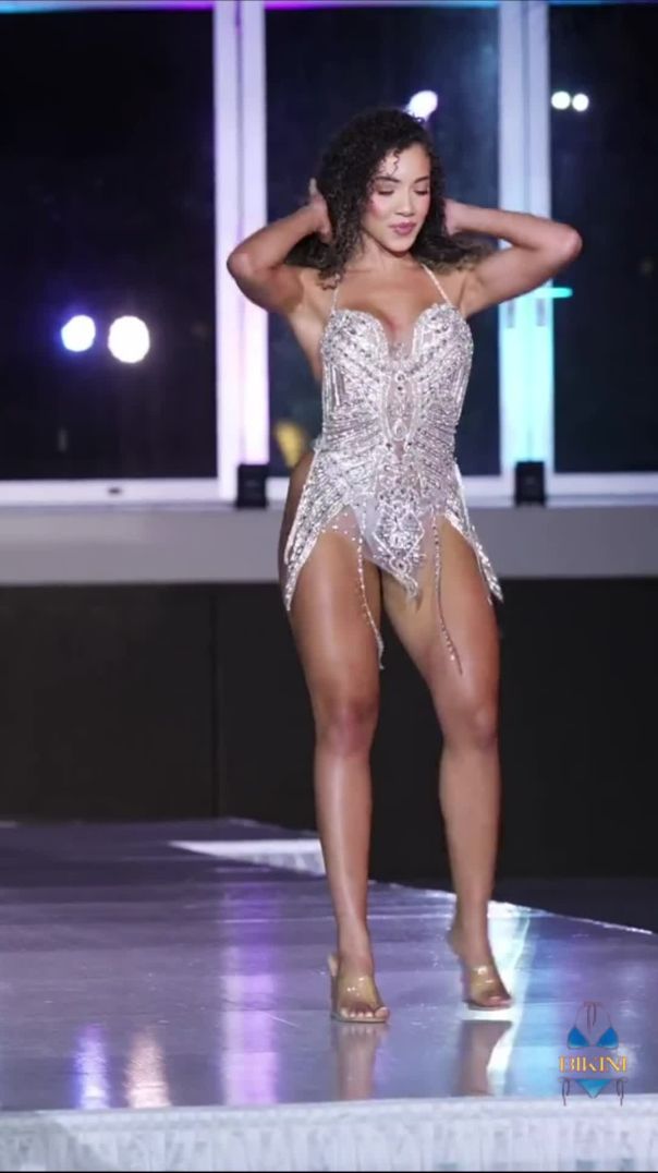 Шейла Диас-знаменитая бикини модель в замедленной съемке на подиуме