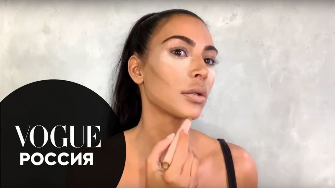 ⁣Ким Кардашьян о главных секретах вечернего макияжа｜Vogue Россия