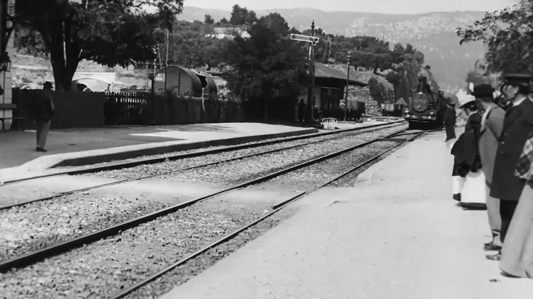 ⁣Первый в мире фильм улучшили с помощью нейросетей! | Прибытие поезда на вокзал города Ла-Сьота